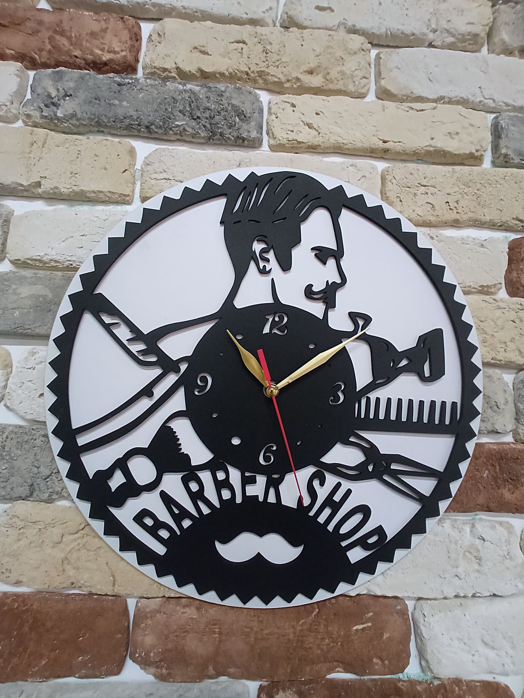 Белые часы Barber Shop с силуэтом мастера и бритвой на кирпичной стене