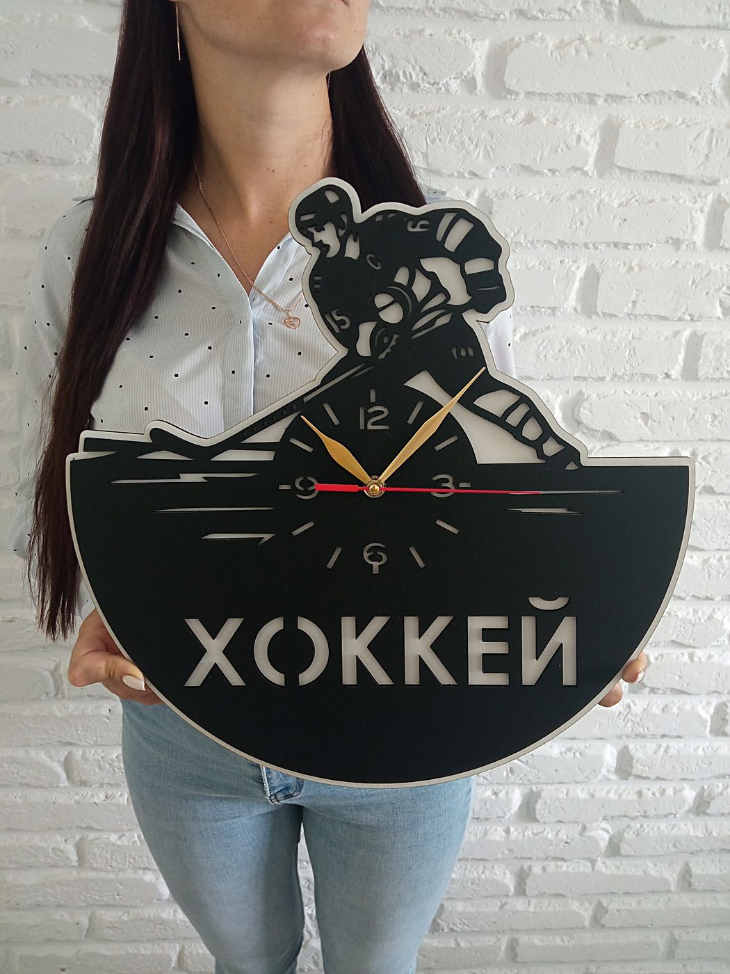 Часы «Хоккей» в руках: видно, что фигура игрока выходит за границу круга