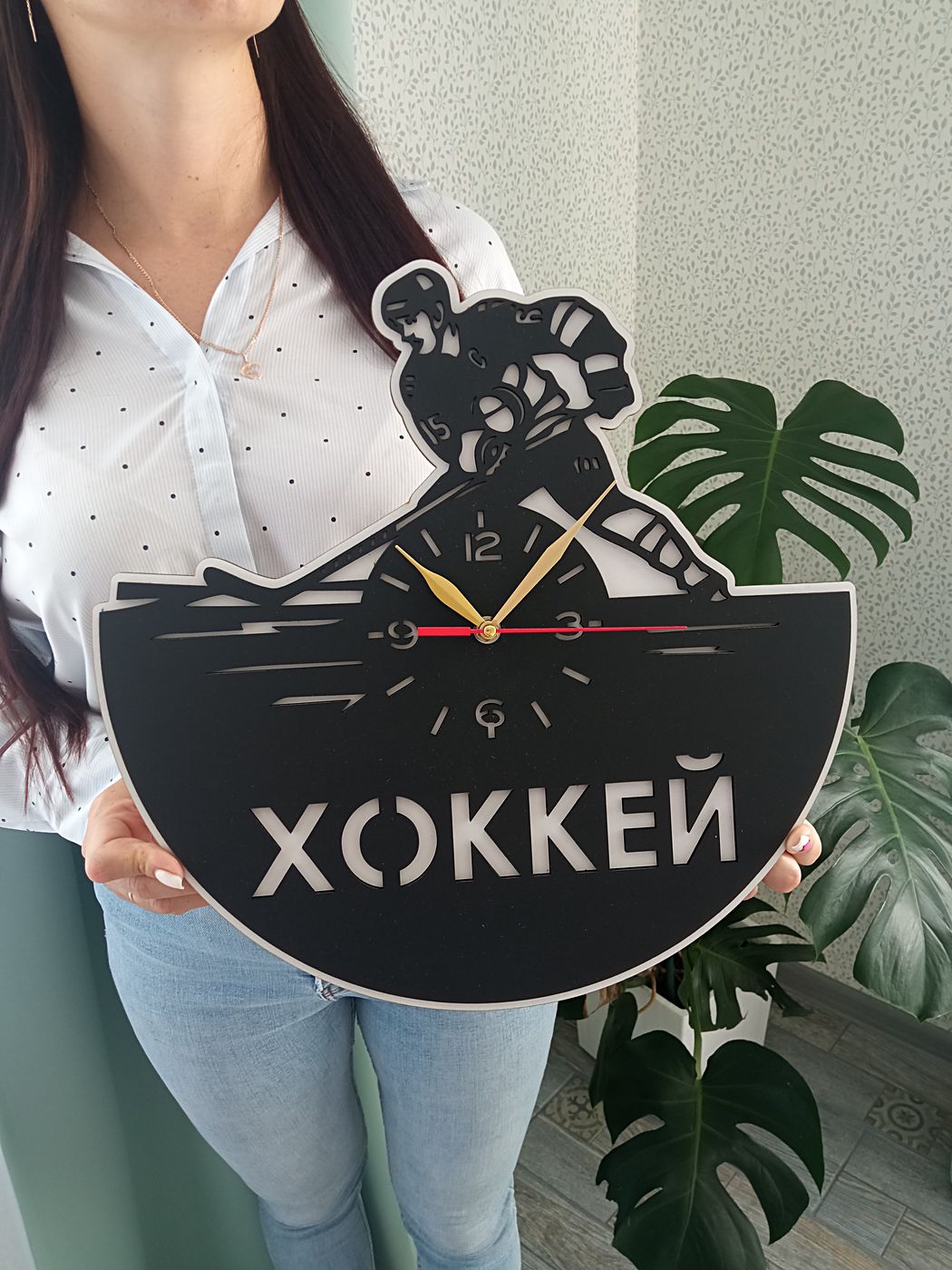 Часы «Хоккей» у стены с растением, понятен реальный размер изделия