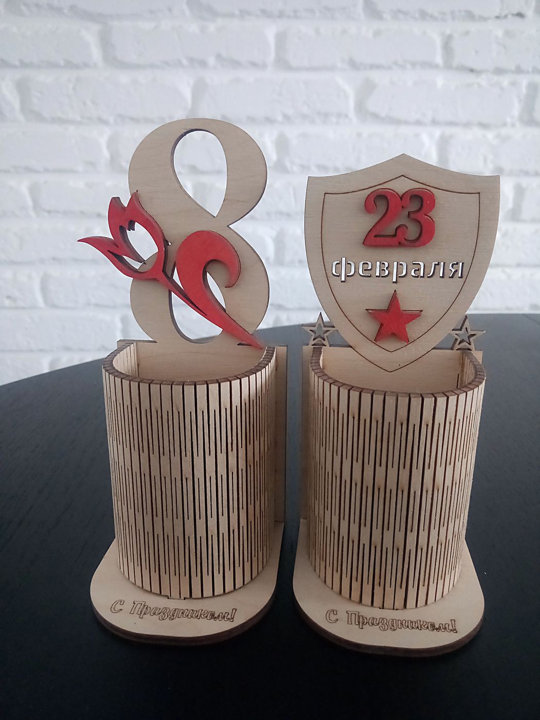 Две деревянные карандашницы к 23 февраля и 8 Марта на тёмном столе