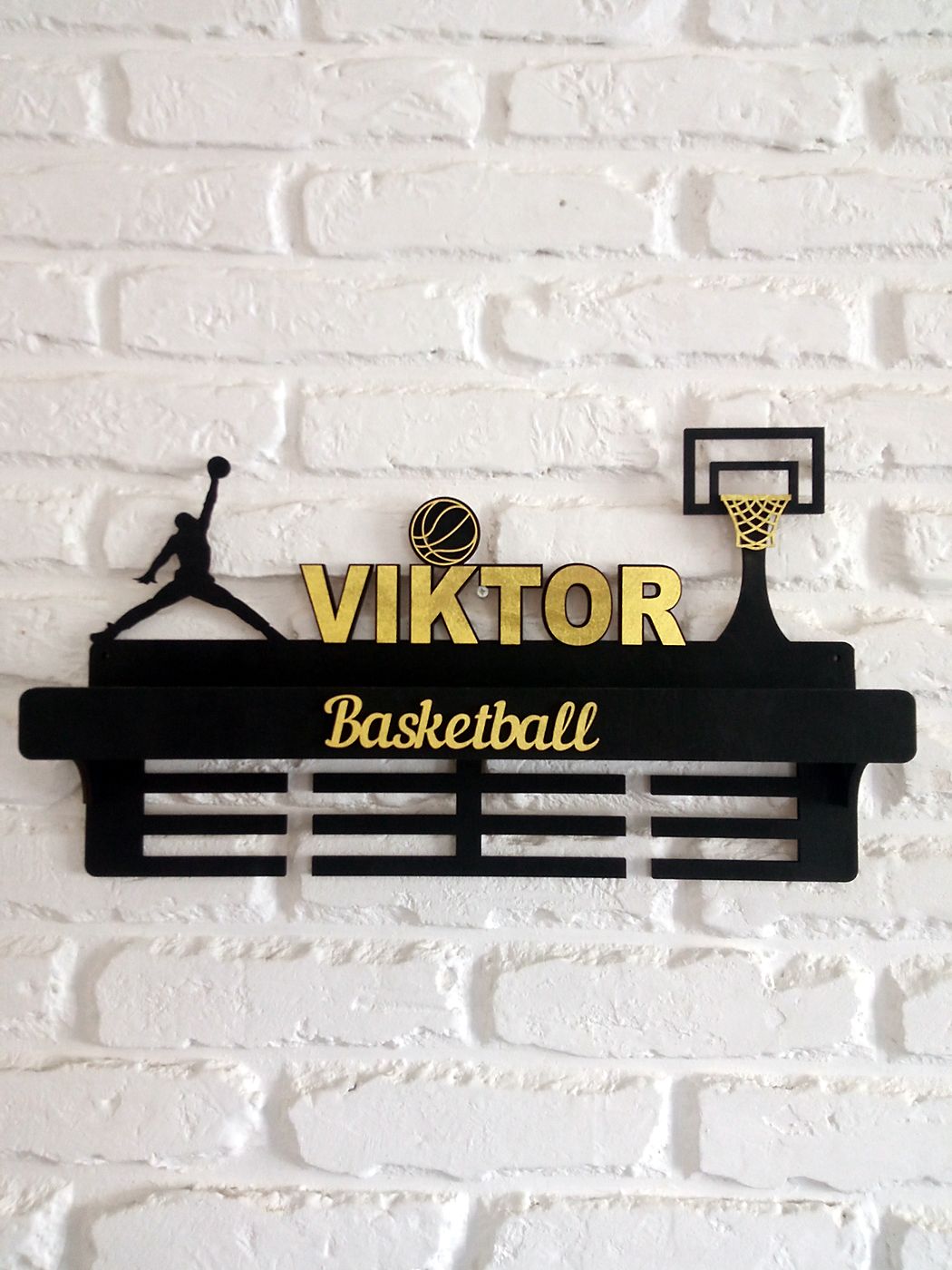 Чёрная медальница для баскетбола с именем VIKTOR золотом и щитом с кольцом